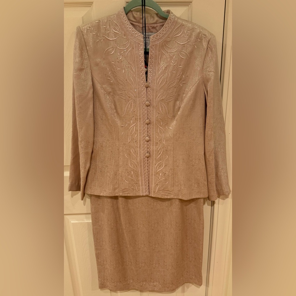 Women’s size 14 Adrianna Papell mauve/rose 100% silk embroidered and bead suit